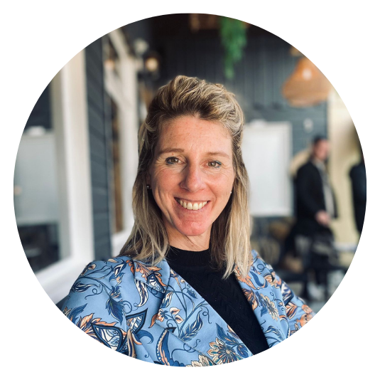 Portretfoto van Laura de Boer, coördinator psychosociale zorg. Laura in een blonde dame met half lang haar.